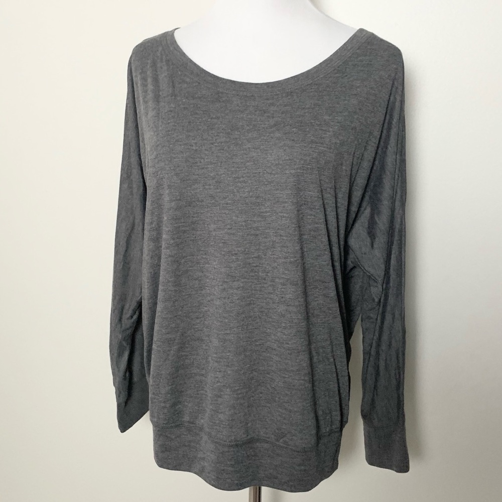 3/$20 Bella long sleeve batwing scoopneck